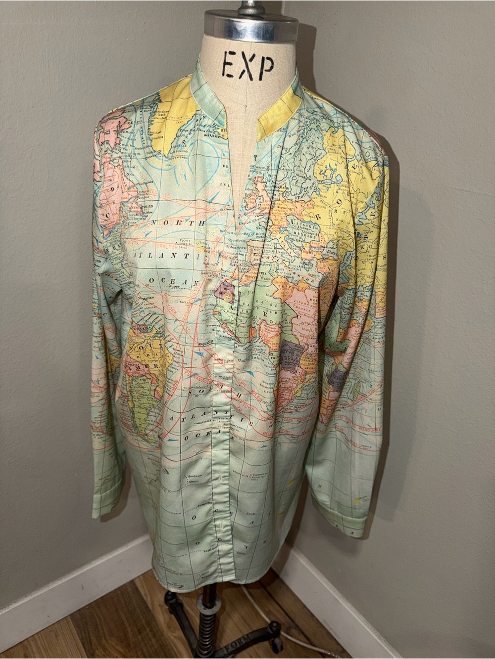Map-Print Lightweight Unisex Shirt in Pastel Green XL  pit to pit 22in